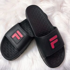 NWOT FILA Slides NWOT Size 7M / 8W